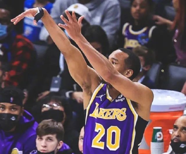  詹姆斯准三双助湖人险胜雷霆  